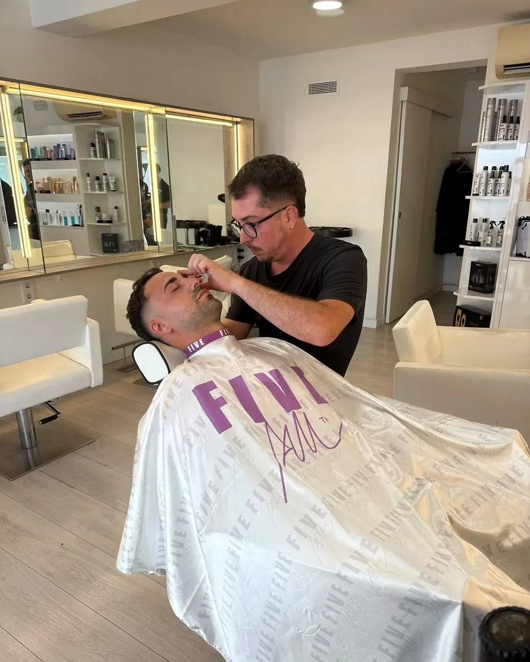 Pau arregla las cejas a un cliente en Kriado Studio