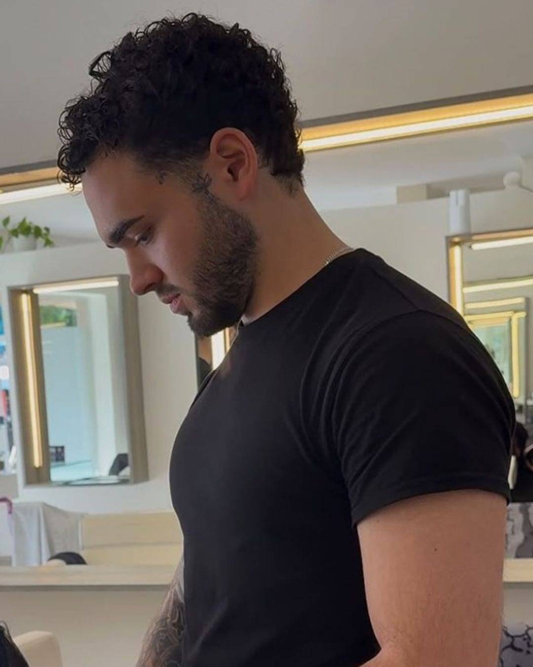 Carlos Kriado durante un ritual de barbería en Kriado Studio