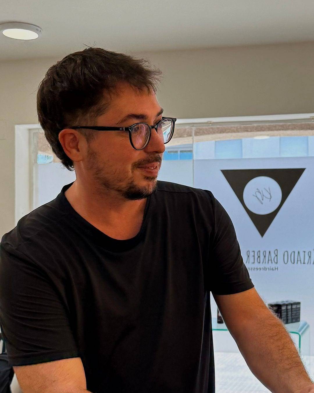 Pau en Kriado Studio, con el logo en el escaparate
