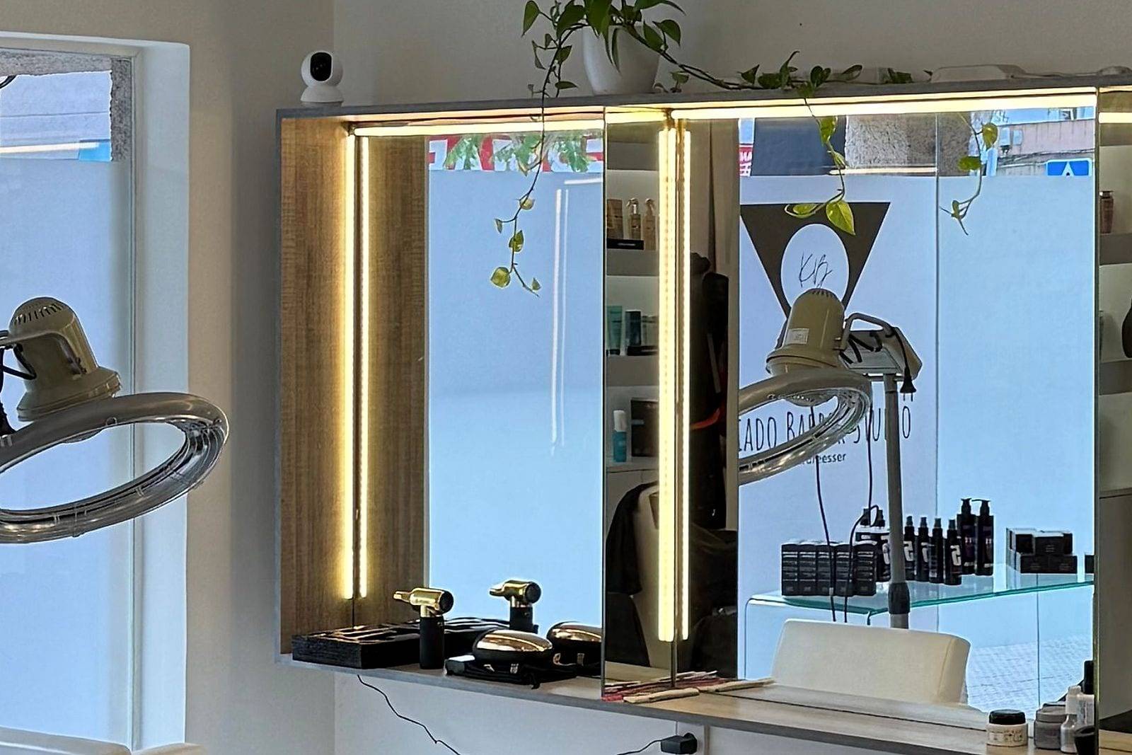Espejos con luz integrada en el salón de Kriado Studio
