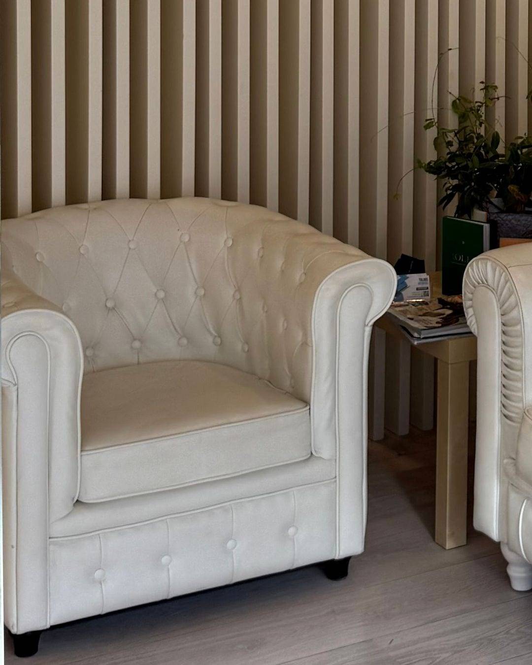 Sillón blanco capitoné en la sala de espera